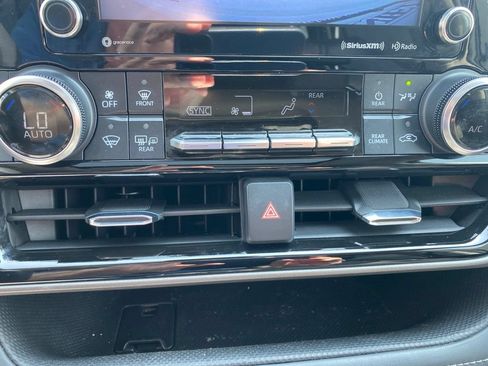 Used 2022 Toyota Highlander XLE AWD/4WD image 13