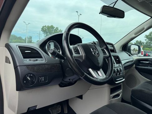 Used 2017 Dodge Grand Caravan SXT w/ Quick Order Package 29G SXT FWD image 14