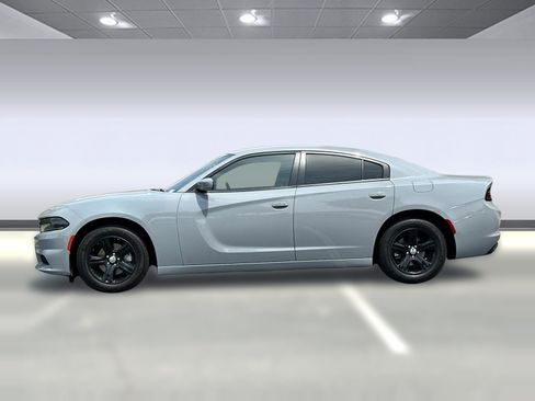 Used 2022 Dodge Charger SXT RWD image 2