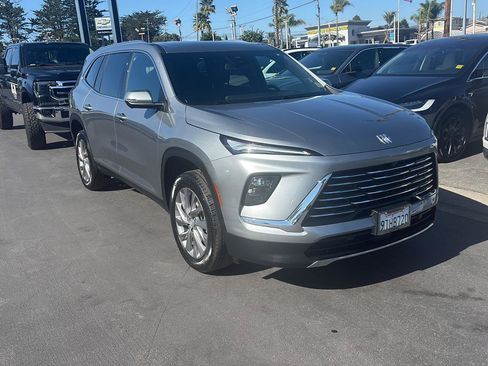 Used 2025 Buick Enclave Preferred image 3