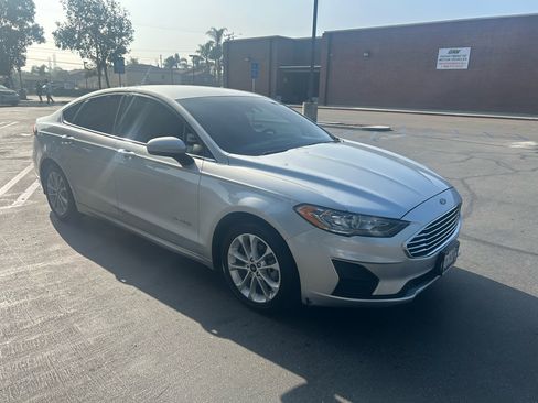 Used 2019 Ford Fusion SE image 3