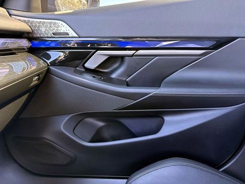 Used 2025 BMW M5 w/ Executive Package image 23