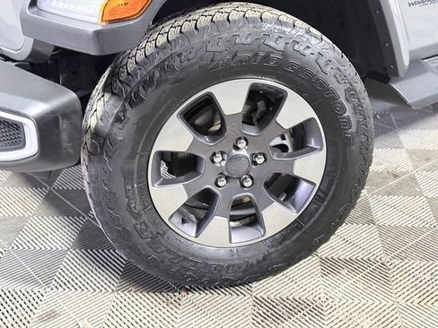 Used 2018 Jeep Wrangler Unlimited Sahara AWD/4WD image 2