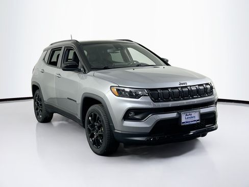 Used 2022 Jeep Compass Latitude w/ Sun and Sound Group AWD/4WD image 3