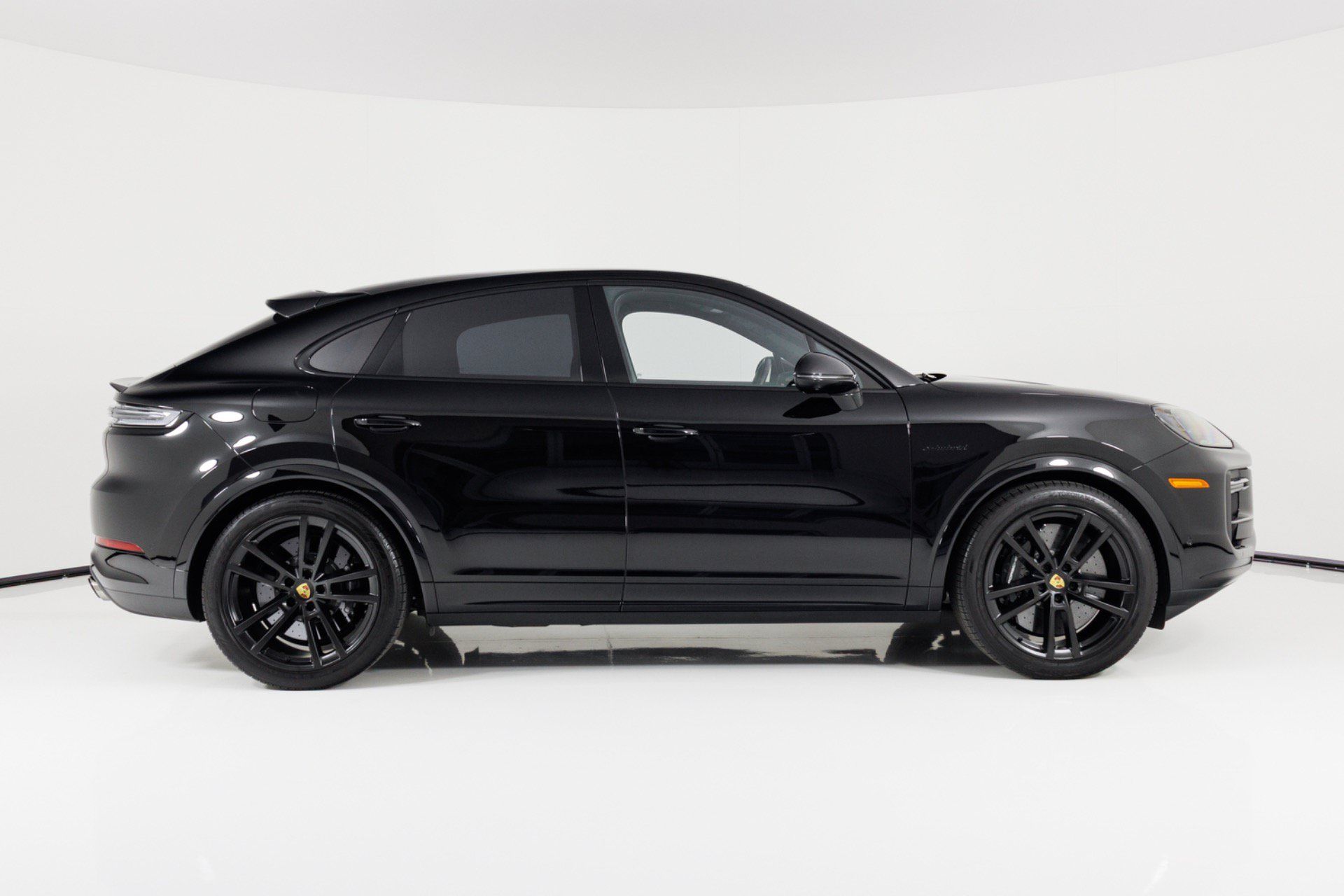 Used 2024 Porsche Cayenne Turbo w/ Premium Package Plus (PP1) AWD/4WD image 2