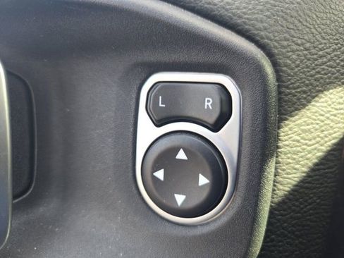 Used 2019 Jeep Wrangler Unlimited Sahara image 35