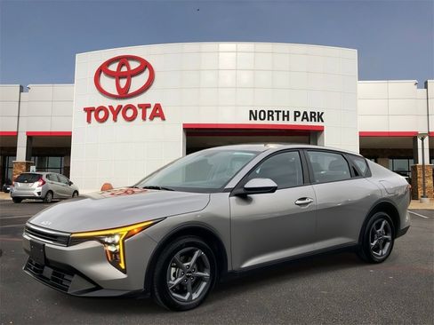 Used 2025 Kia K4 LXS image 1