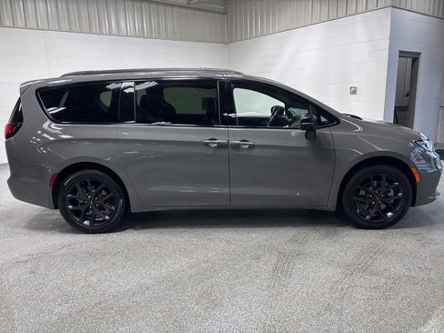 Used 2025 Chrysler Pacifica Limited image 8