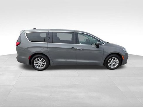 Used 2023 Chrysler Pacifica Touring-L FWD image 9