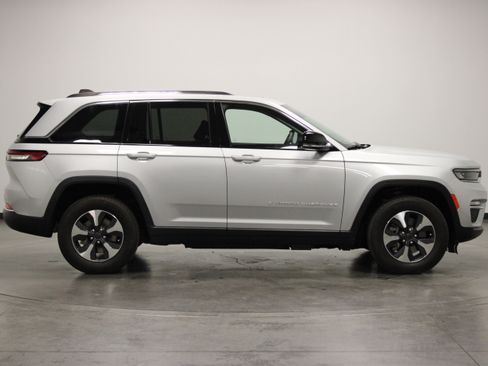 Used 2023 Jeep Grand Cherokee 4WD 4xe image 9
