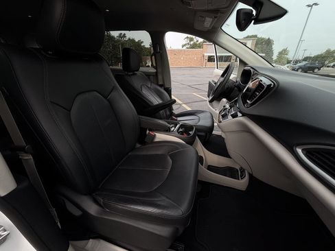 Used 2019 Chrysler Pacifica Touring-L FWD image 17