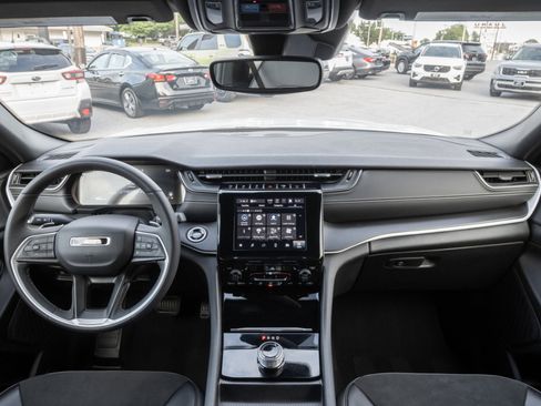 Used 2024 Jeep Grand Cherokee L Laredo image 2