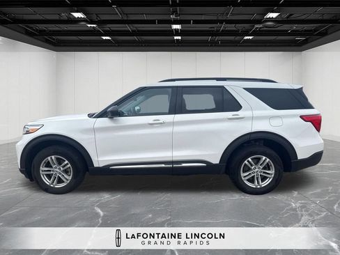 Used 2023 Ford Explorer XLT AWD/4WD image 2