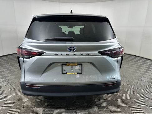 Used 2024 Toyota Sienna LE image 4