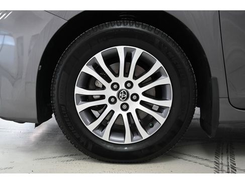 Used 2018 Toyota Sienna XLE image 23