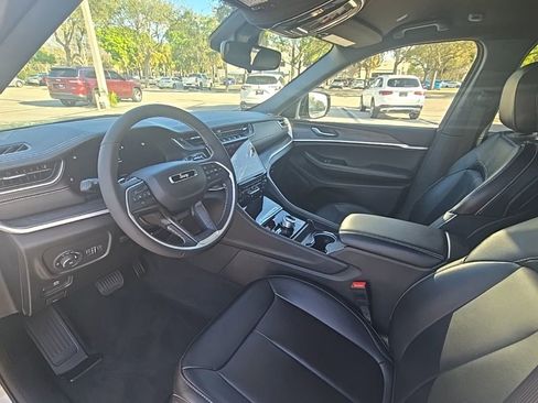 Used 2024 Jeep Grand Cherokee Limited w/ Black Appearance Package image 11