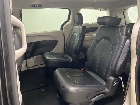 Used 2021 Chrysler Pacifica Touring-L FWD image 18