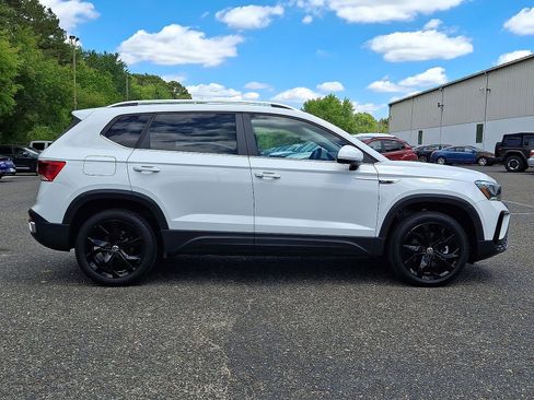 Used 2022 Volkswagen Taos SE w/ Panoramic Sunroof Package FWD image 32