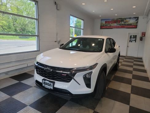 Used 2024 Chevrolet Trax RS FWD image 2