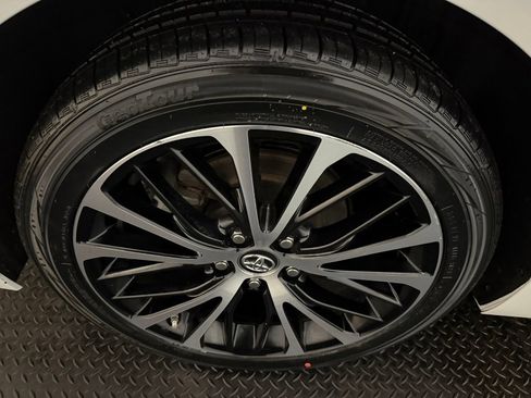 Used 2018 Toyota Camry SE image 16