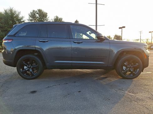Certified 2023 Jeep Grand Cherokee Altitude image 7
