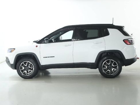 Used 2025 Jeep Compass Trailhawk AWD/4WD image 39