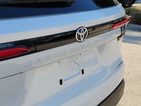 Used 2024 Toyota Grand Highlander Limited image 6
