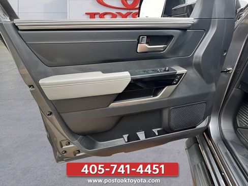 Used 2025 Toyota Tundra Limited AWD/4WD image 18