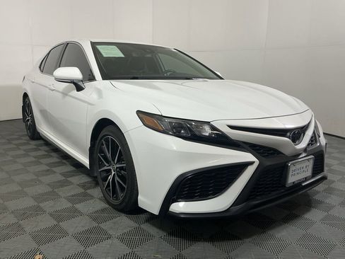 Used 2023 Toyota Camry SE image 4