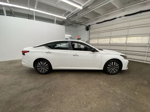 Used 2025 Nissan Altima 2.5 SV FWD image 7