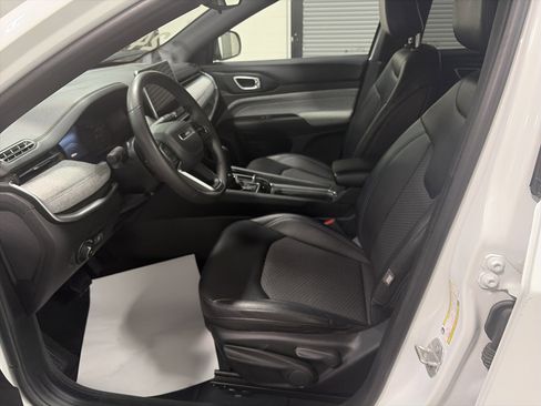 Used 2024 Jeep Compass Latitude image 12