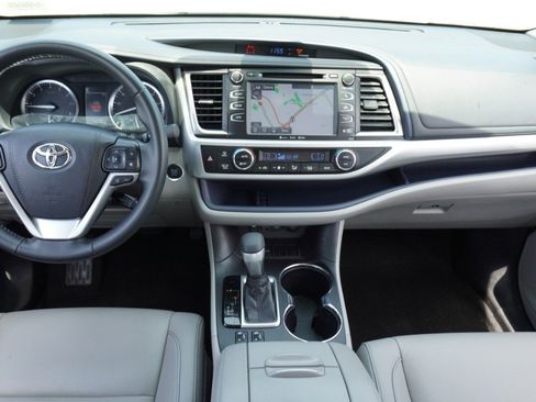 Used 2019 Toyota Highlander XLE FWD image 27