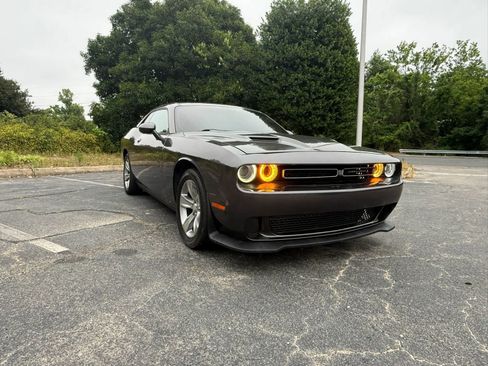 Used 2016 Dodge Challenger SXT RWD image 1