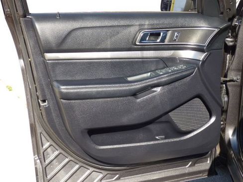 Used 2018 Ford Explorer XLT w/ Equipment Group 202A FWD image 25