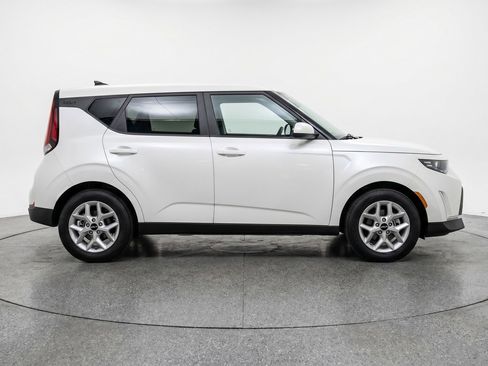 Used 2025 Kia Soul LX w/ LX Technology Package FWD image 11