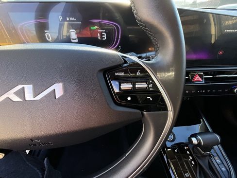 Used 2023 Kia Niro EX image 13