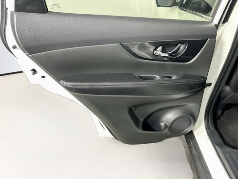 Used 2017 Nissan Rogue SL w/ SL Premium Package FWD image 28