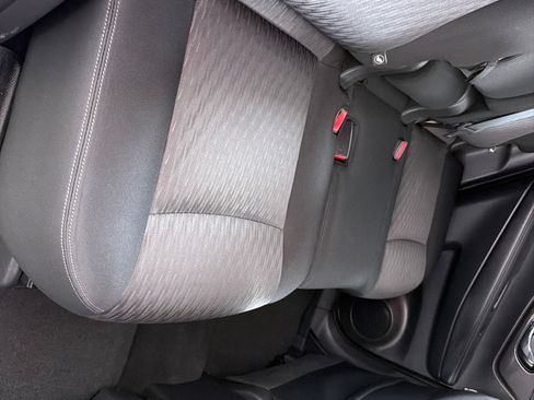Used 2018 Nissan Rogue SV w/ Premium Package FWD image 19