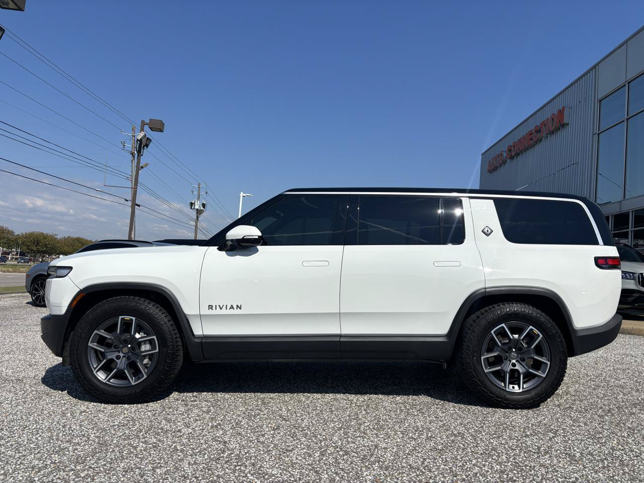 Used 2025 Rivian R1S Adventure Dual AWD/4WD image 2