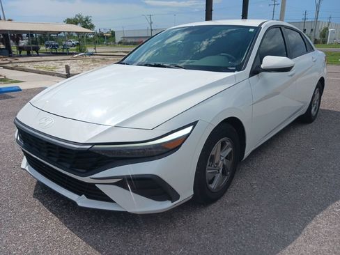 Used 2025 Hyundai Elantra SE FWD image 7