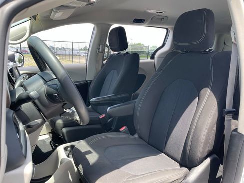 Used 2022 Chrysler Voyager LX FWD image 19