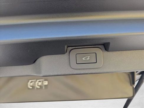 Used 2024 Land Rover Discovery Dynamic SE image 8