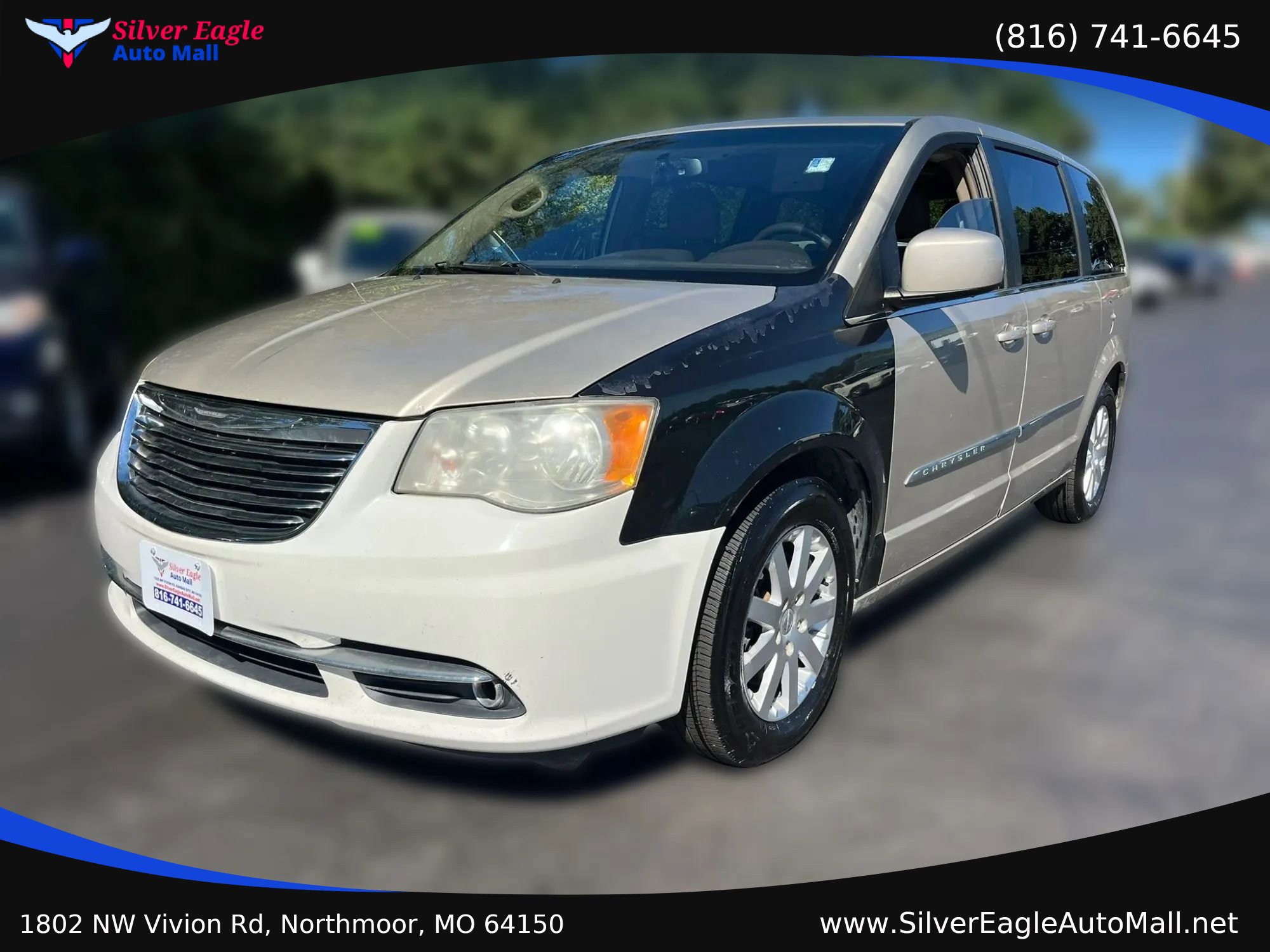 Used 2012 Chrysler Town & Country Touring w/ Entertainment Group #1 FWD image 3
