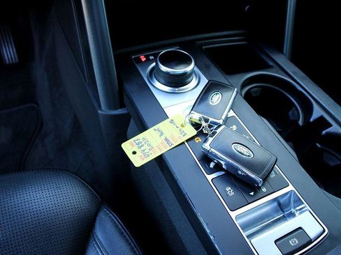 Used 2020 Land Rover Discovery Landmark image 13