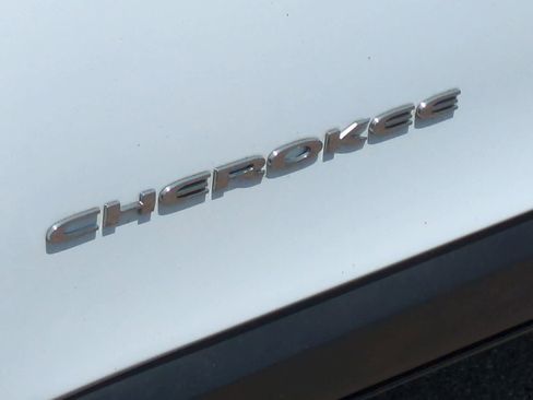 Used 2018 Jeep Cherokee Latitude Plus w/ Cold Weather Group FWD image 13