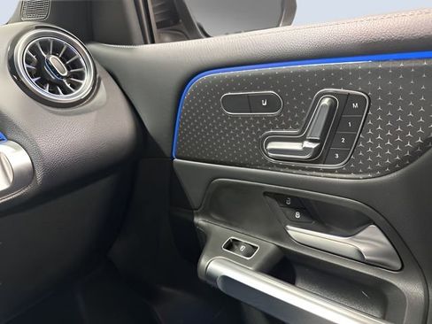 Used 2025 Mercedes-Benz GLB 250 4MATIC image 31