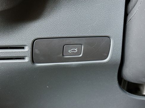 Used 2025 Volvo XC40 B5 Plus image 17