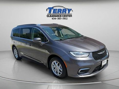 Used 2022 Chrysler Pacifica Touring-L FWD image 2
