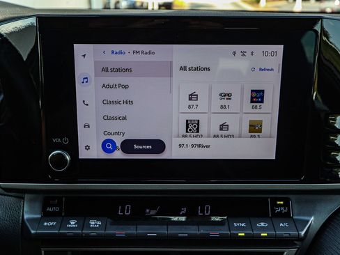 Used 2025 Toyota Camry SE image 32