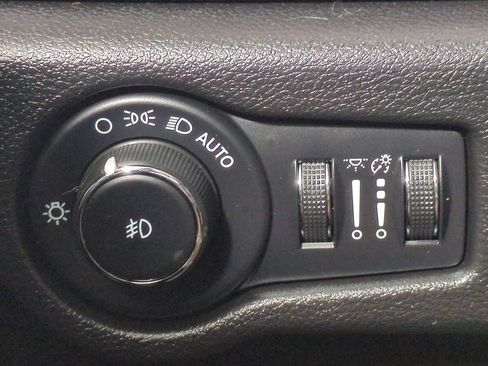 Used 2021 Chrysler Pacifica Touring-L w/ Uconnect Theater Family Group FWD image 32